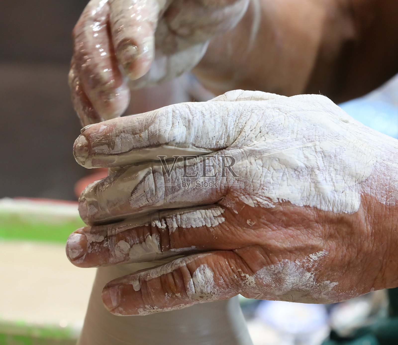 陶工专家的手在用压力塑造一个陶罐照片摄影图片