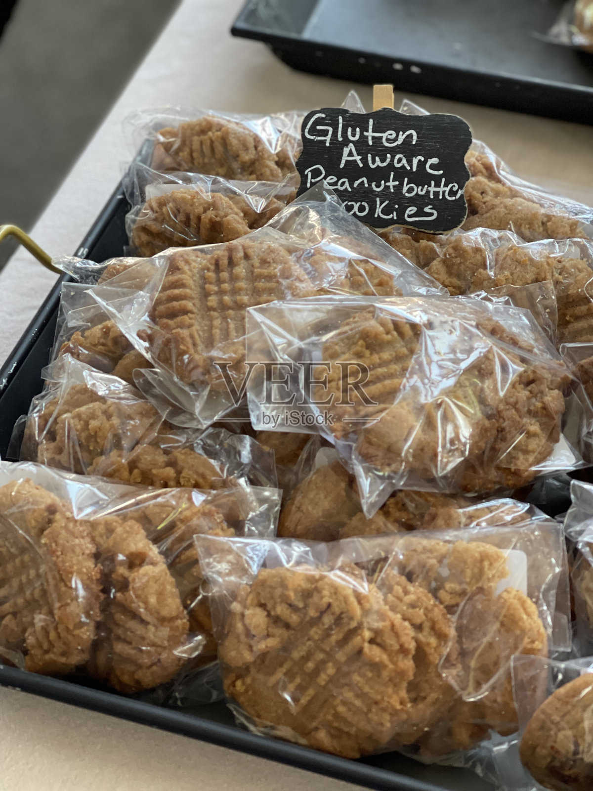 田纳西州农贸市场上的无麸质花生酱饼干。照片摄影图片