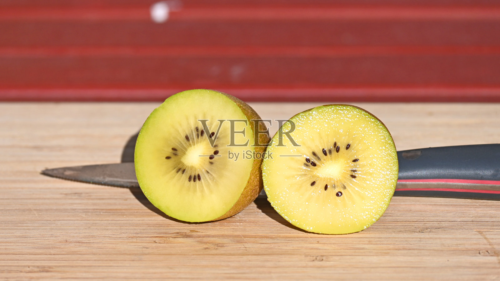 面包板上的猕猴桃照片摄影图片