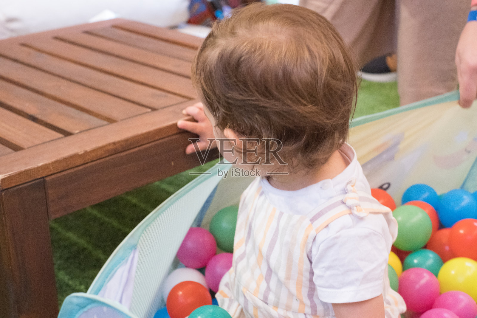 宝宝在各种颜色的球池里玩耍照片摄影图片