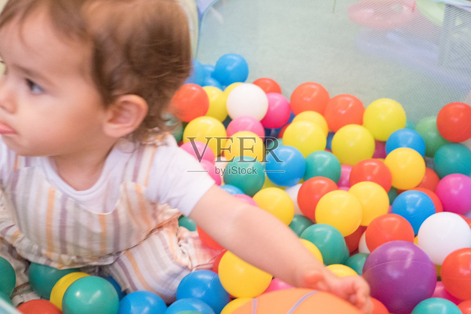 宝宝在各种颜色的球池里玩耍照片摄影图片