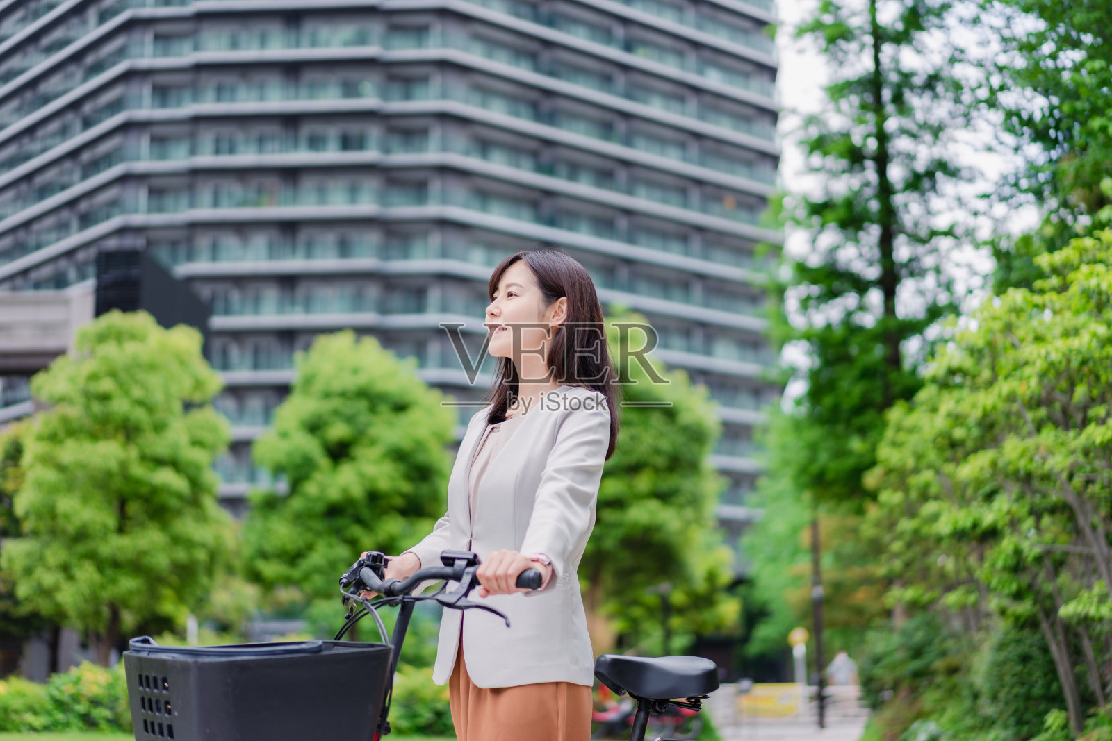 年轻的女商人骑自行车上班照片摄影图片