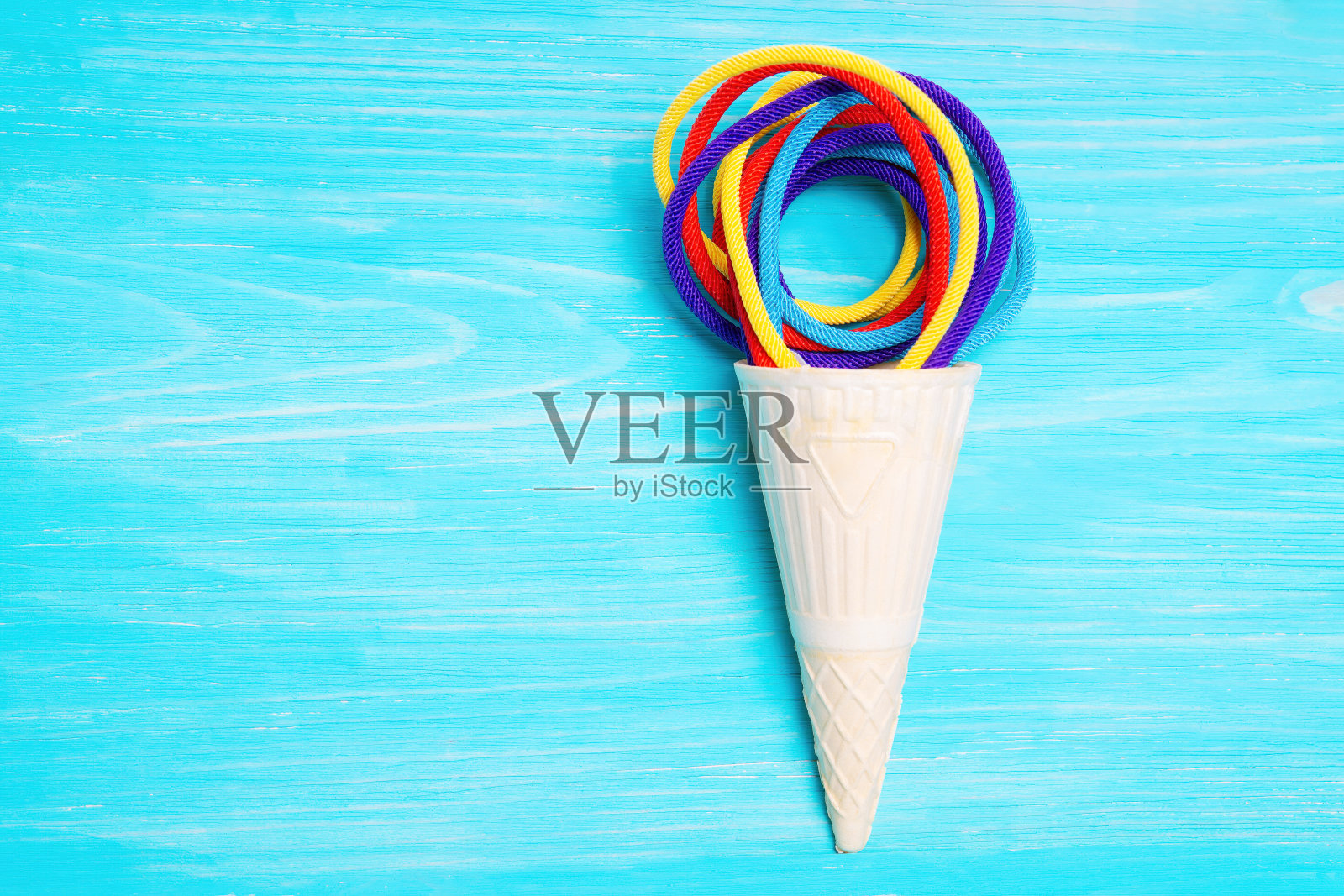 华夫蛋筒冰淇淋是用五颜六色的绳子做成的照片摄影图片