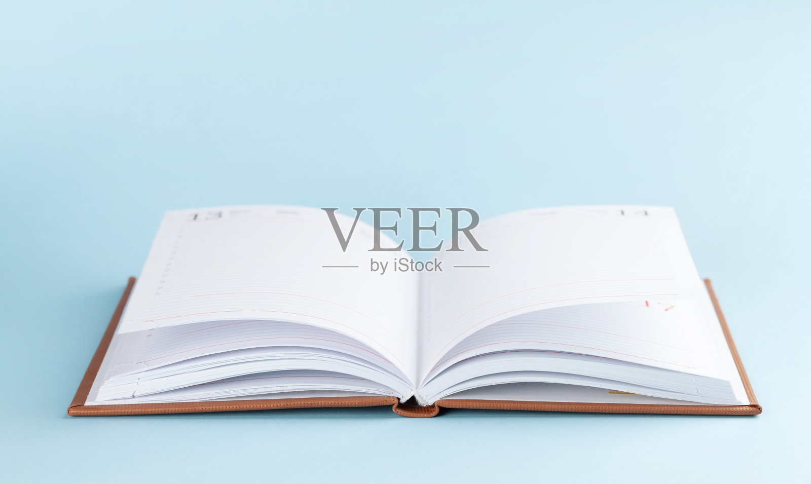 蓝色背景的记事本照片摄影图片