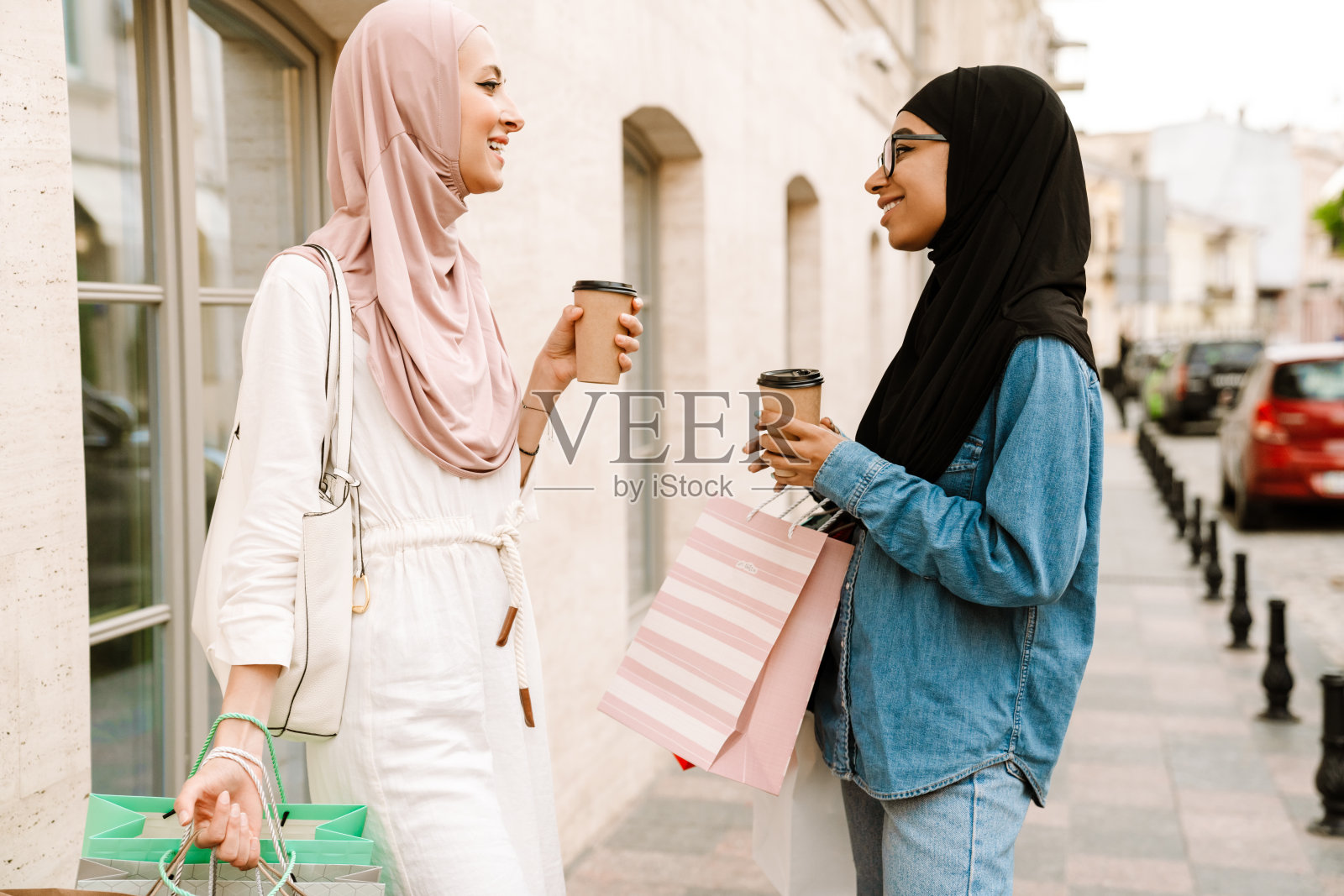 两个微笑的中年伊斯兰妇女照片摄影图片