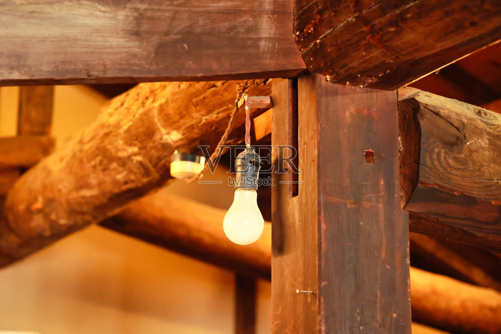 老民居房梁上挂着的复古灯泡照片摄影图片