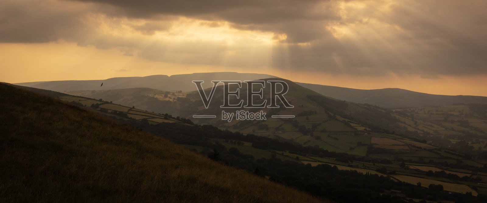 看着布雷肯灯塔之夜照片摄影图片