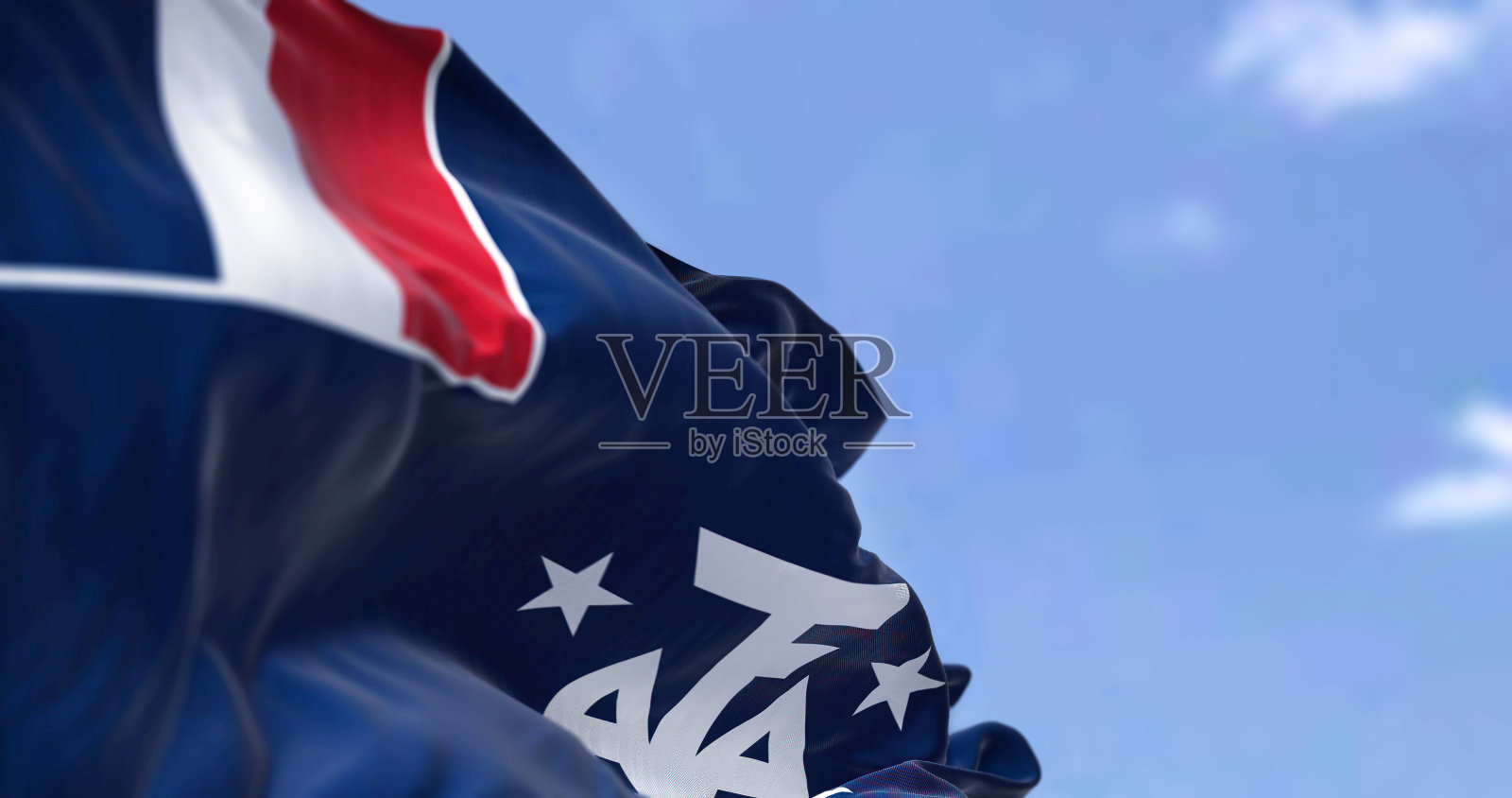 法国南部和南极大陆的旗帜在晴朗的日子里迎风飘扬照片摄影图片