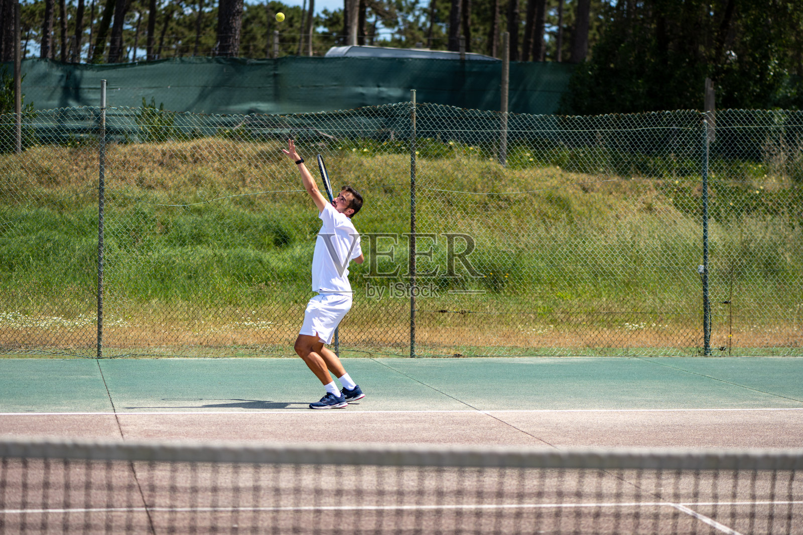 网球运动员在执行一项服务照片摄影图片