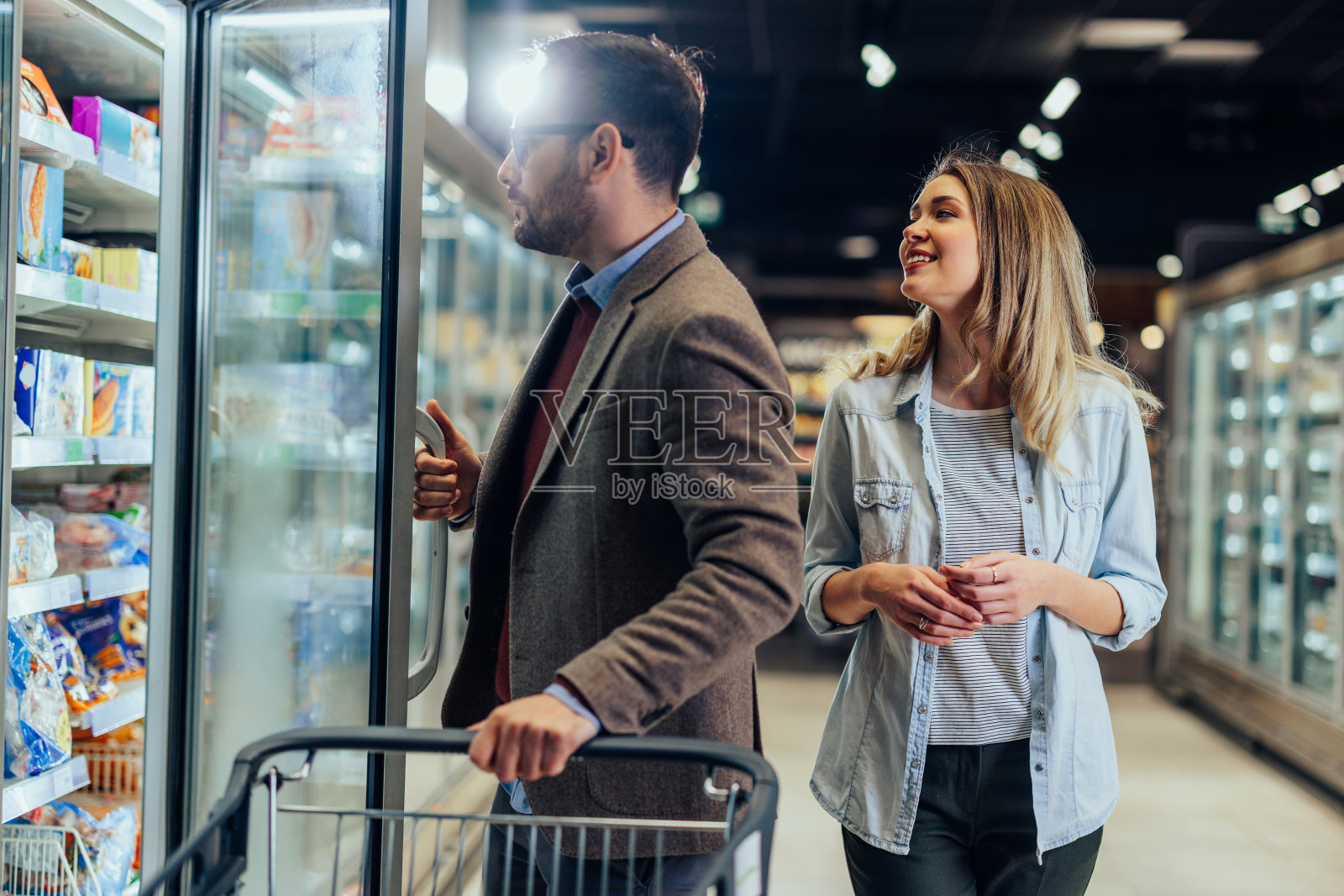 年轻的夫妇在杂货店照片摄影图片