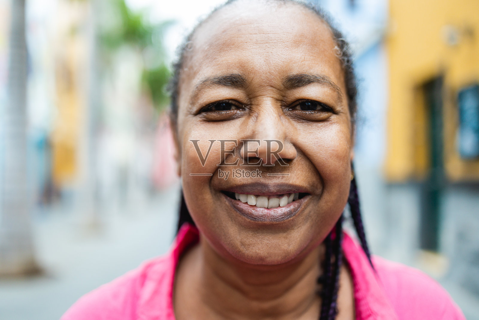 快乐的非洲老年妇女摆姿势和微笑的相机户外-老年人的生活方式的概念照片摄影图片