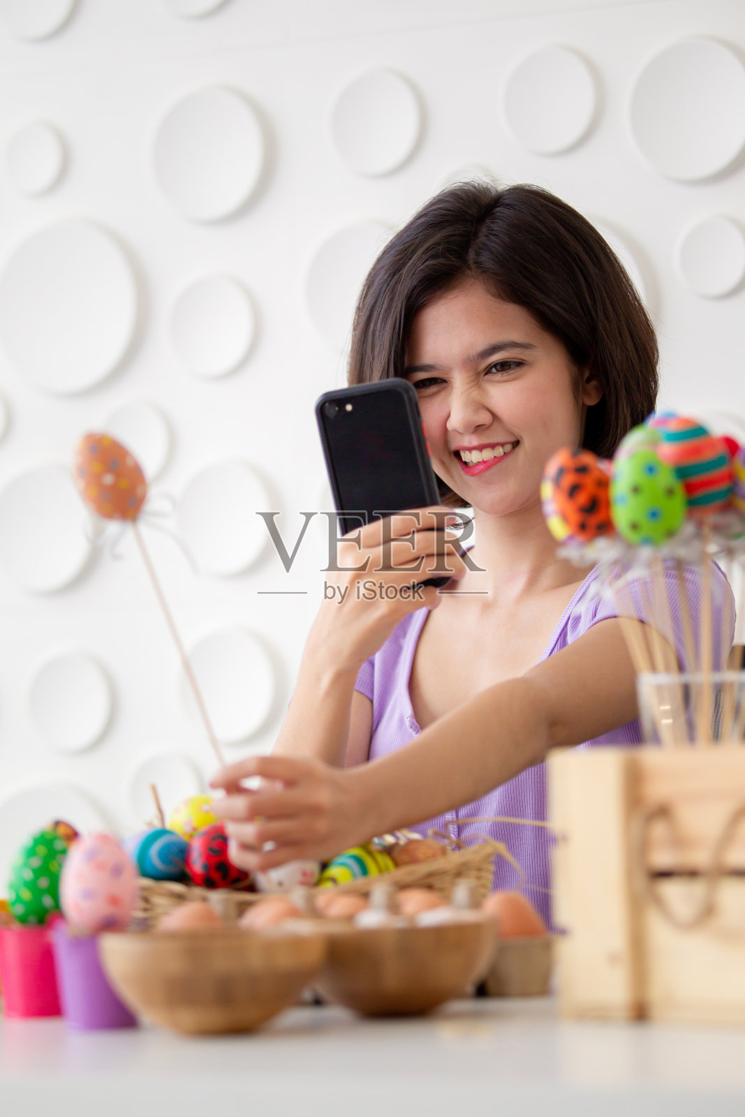 漂亮的女孩在画复活节彩蛋。照片摄影图片