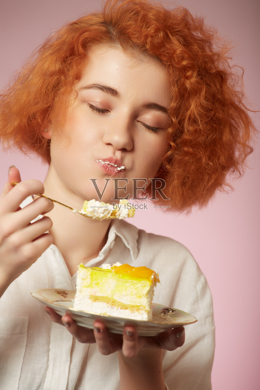 女孩吃甜点照片摄影图片