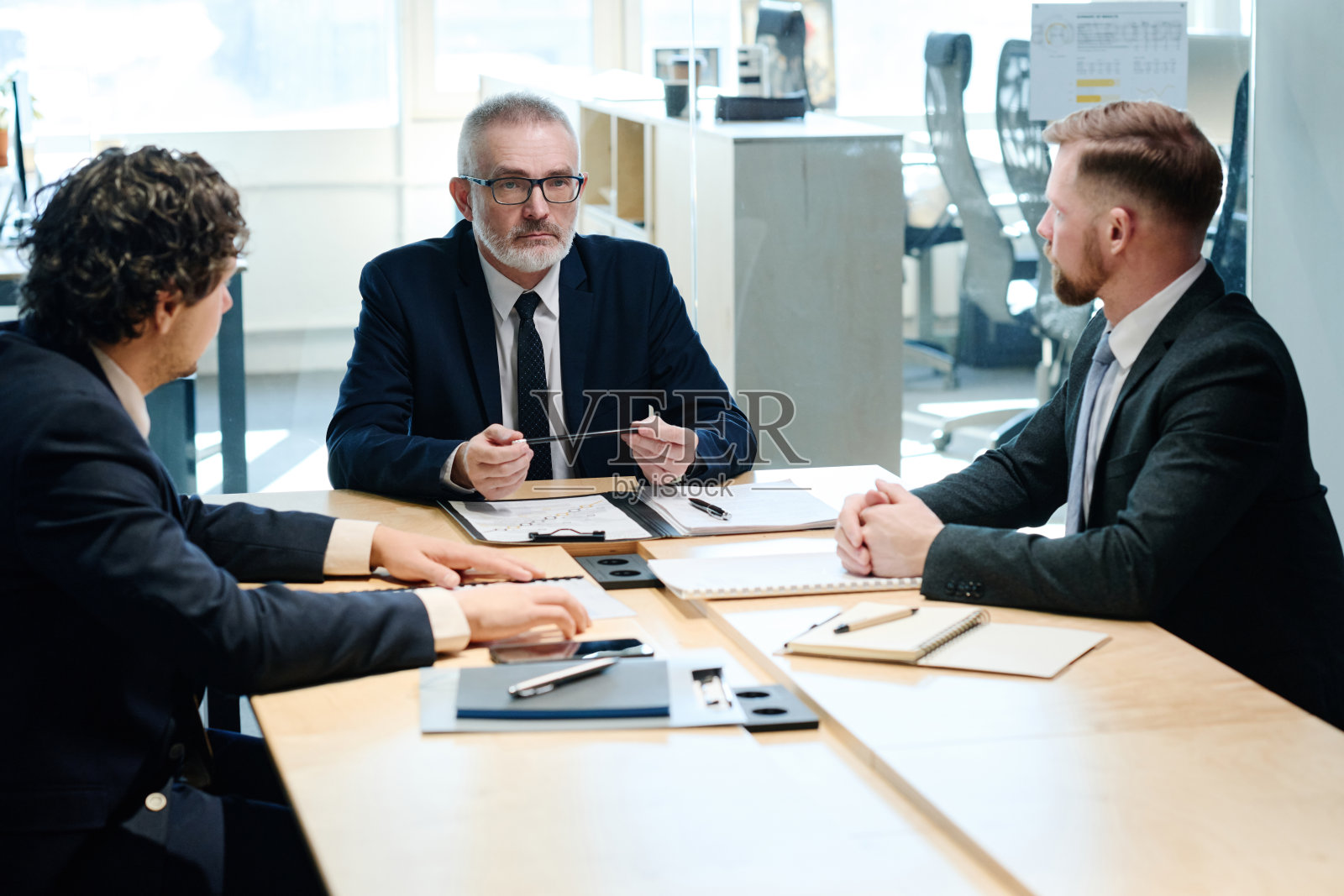 合伙人在办公室开会照片摄影图片