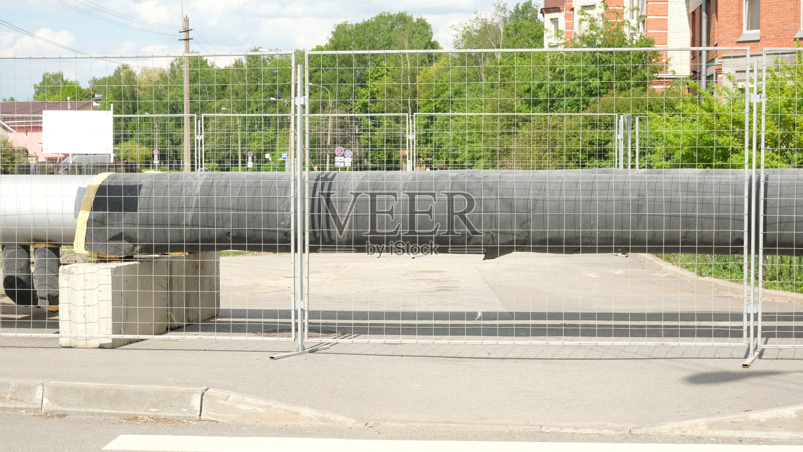 城市环境中的通信灰管。照片摄影图片