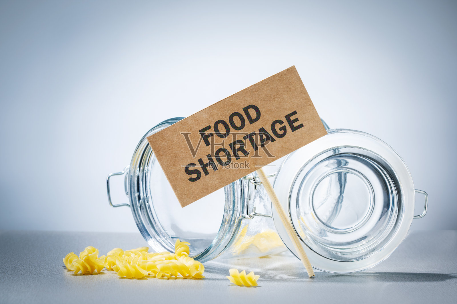 一些意大利面在玻璃罐里和刻字食品短缺食品危机的概念..照片摄影图片