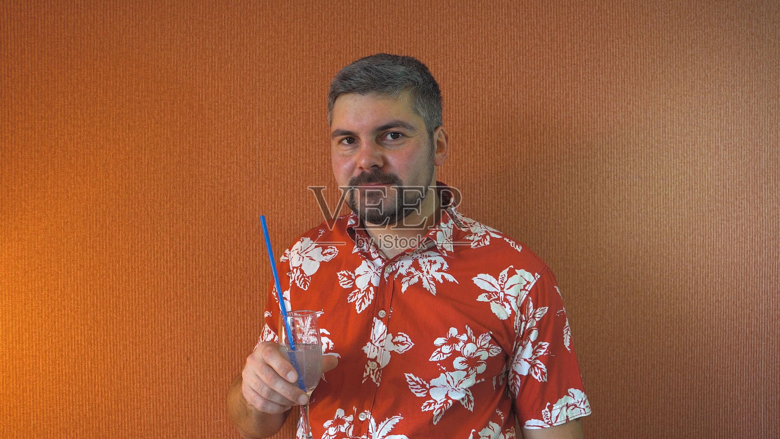 戴着玻璃的男人微笑照片摄影图片