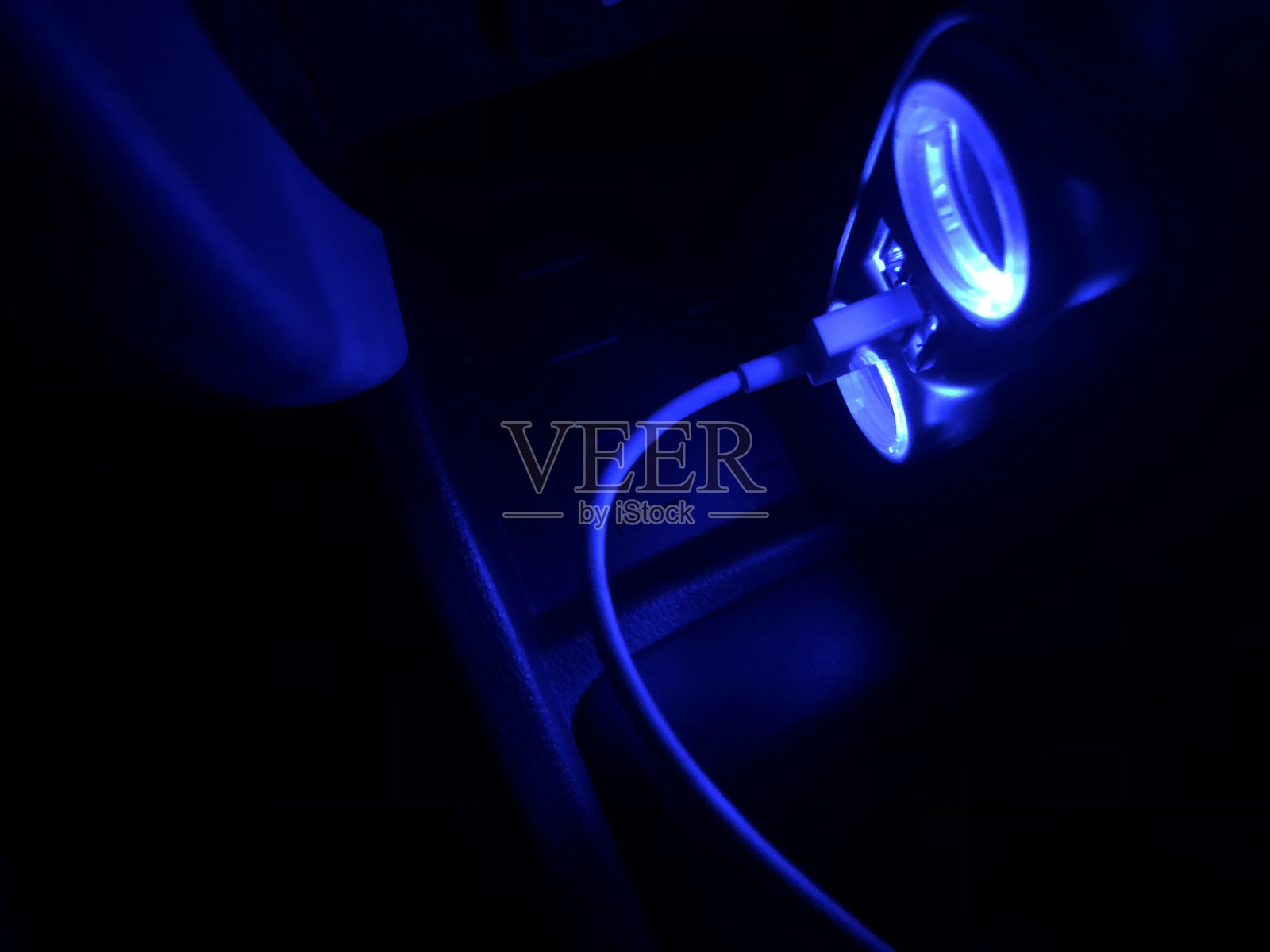 蓝色的手机灯就在车里充电，在照片的侧面照片摄影图片