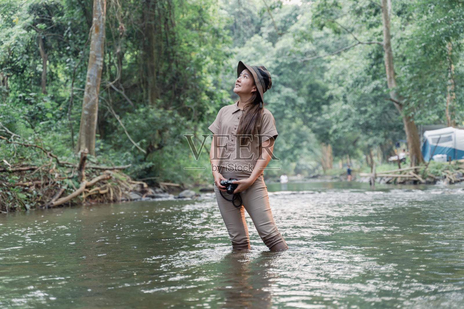 亚洲女性独自在泰国自然公园旅行和露营。休闲和旅行户外活动生活方式。照片摄影图片