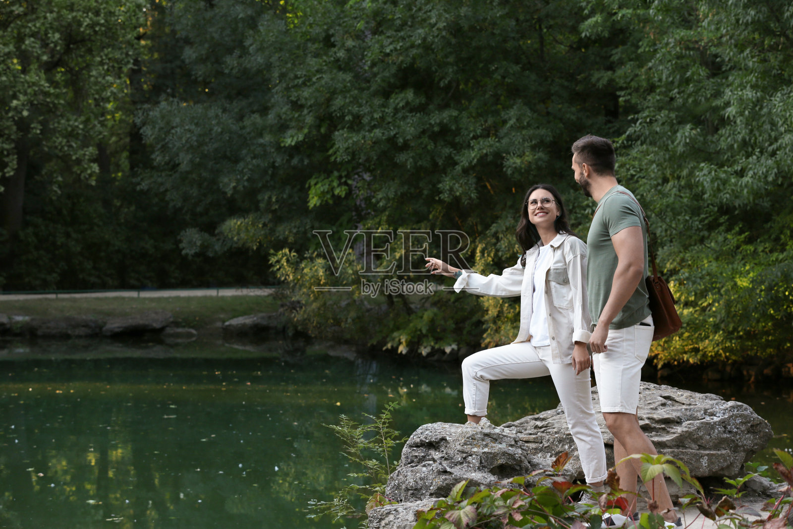 可爱的情侣在自然保护区的池塘边共度时光照片摄影图片