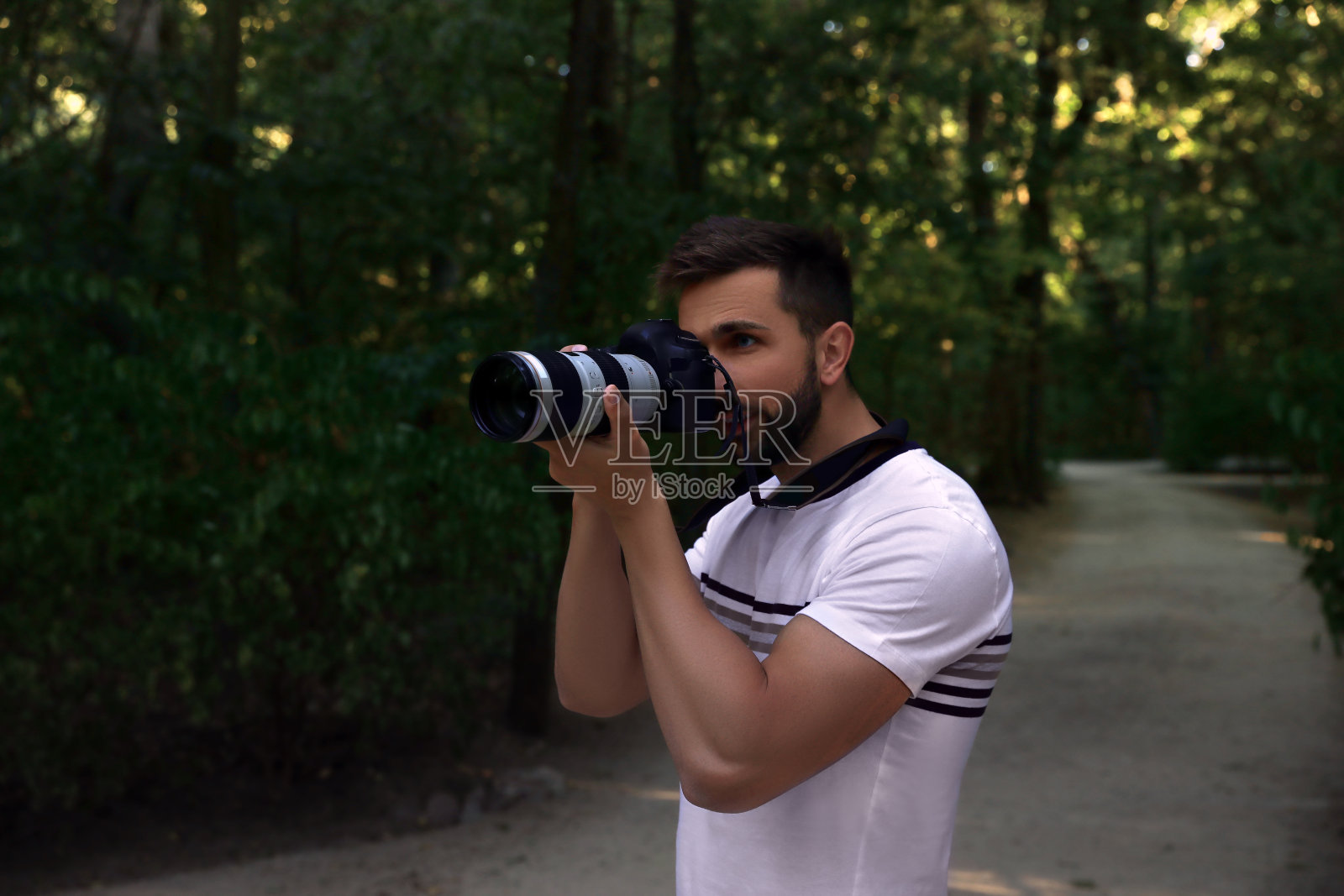 带着相机的帅哥在自然保护区度过时光照片摄影图片