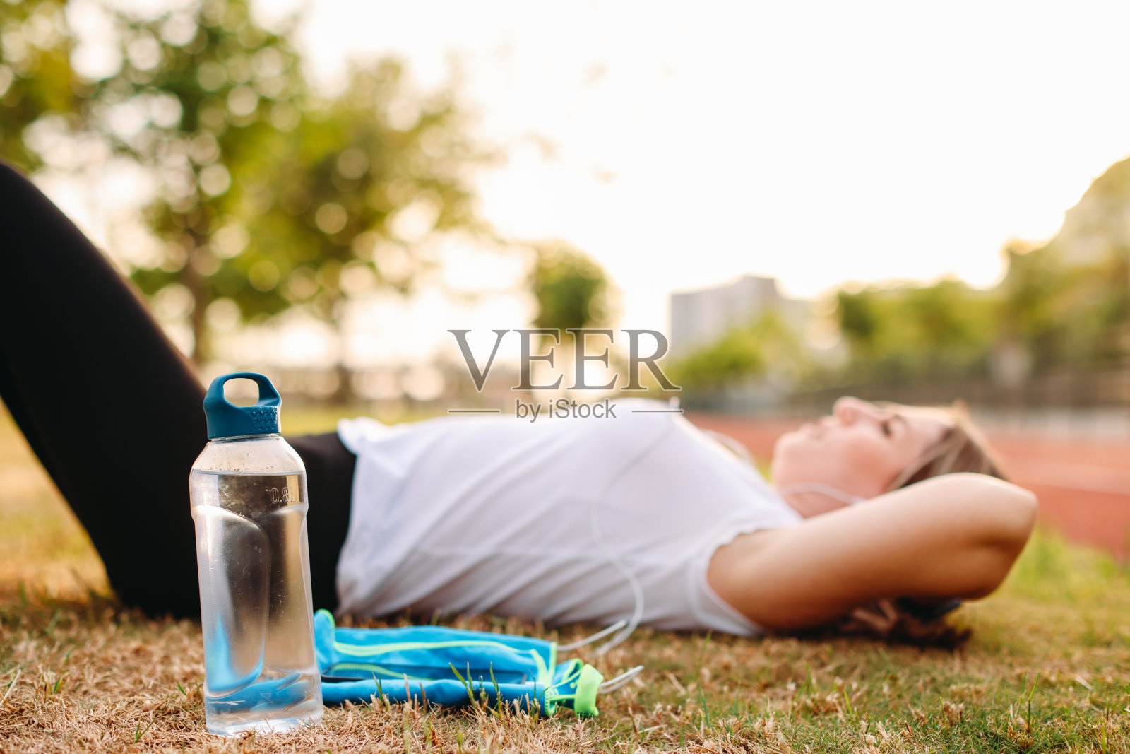 女子在公园训练后精神恢复照片摄影图片