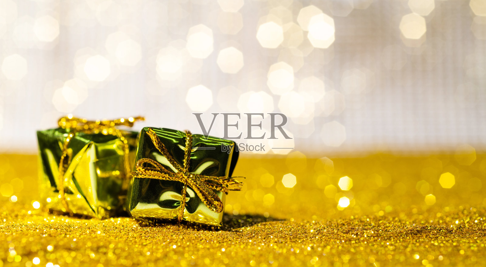 圣诞礼物在闪亮的背景照片摄影图片