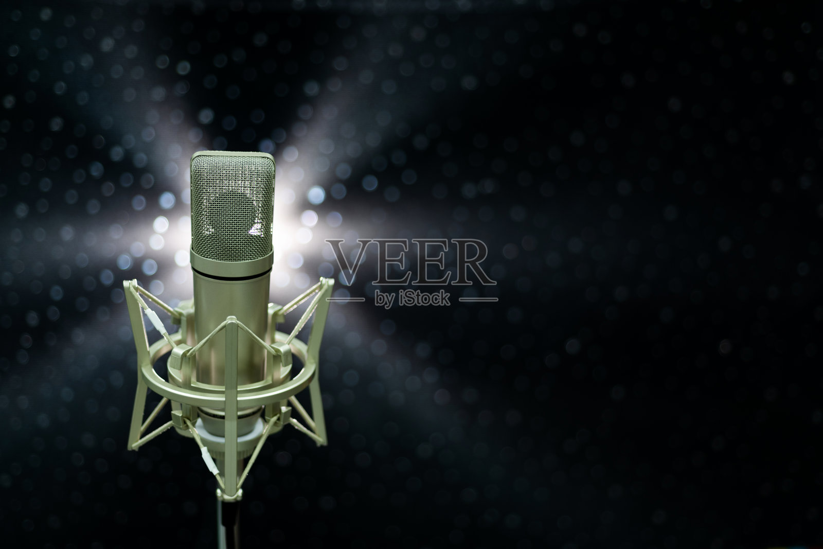 电容器麦克风在闪亮的黑色背景照片摄影图片