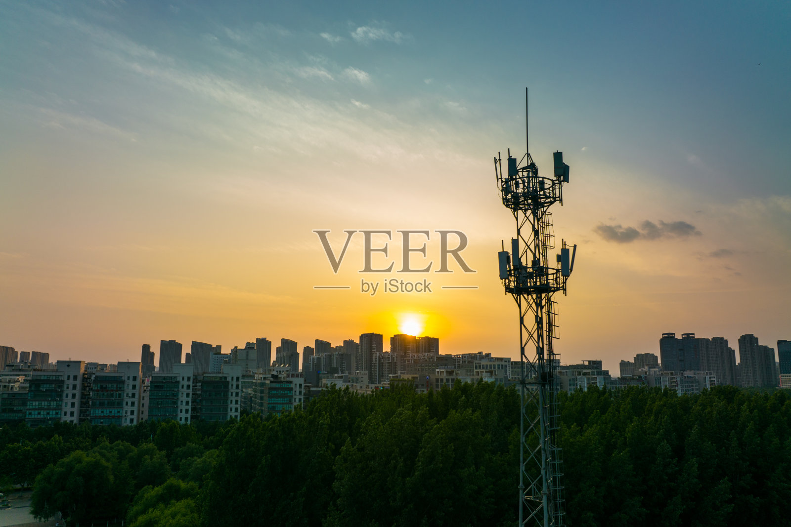 3G、4G、5G蜂窝网络通信塔鸟瞰图照片摄影图片