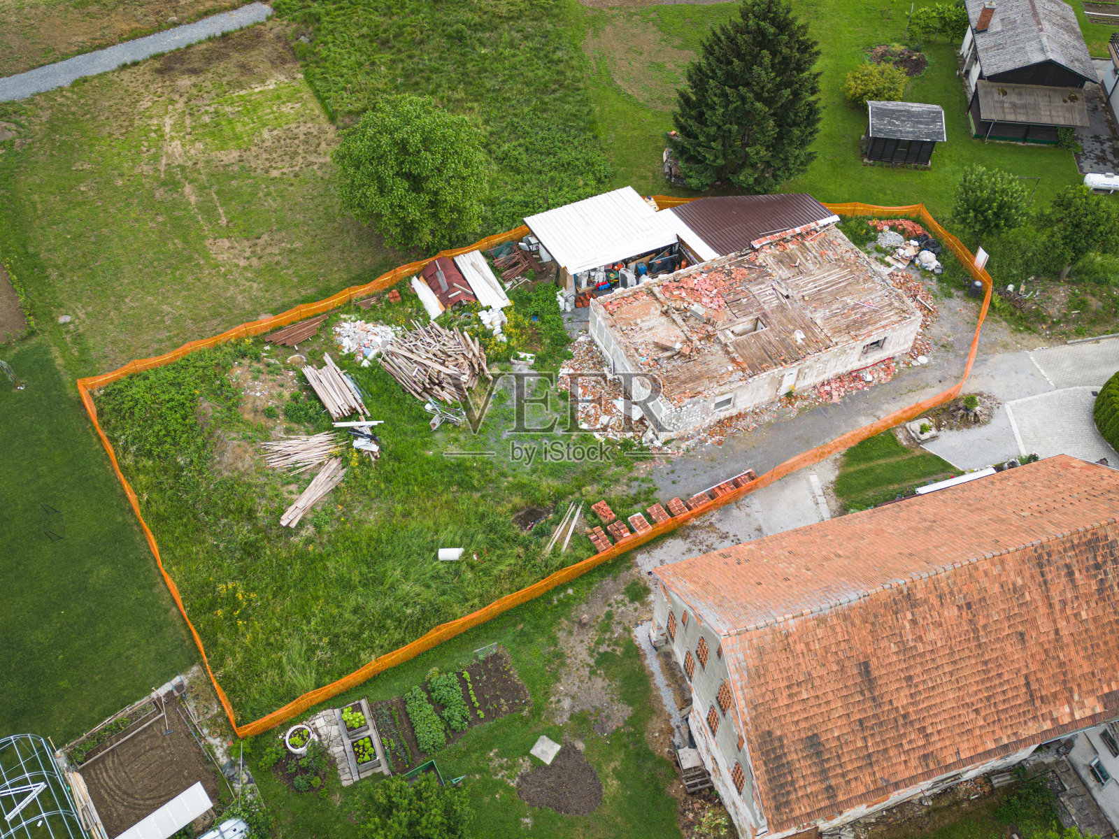 倒塌的老房子被毁，鸟瞰图照片摄影图片