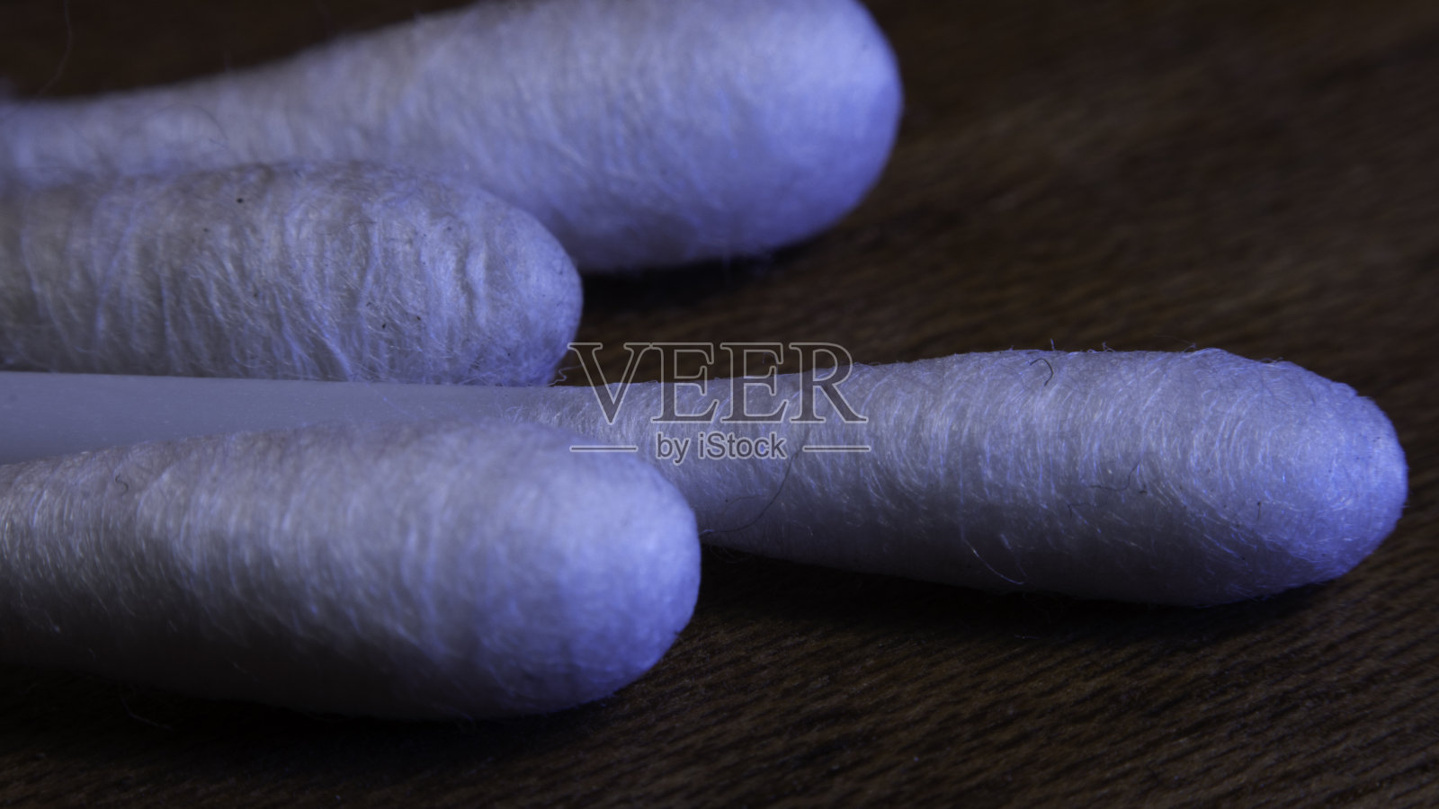 关闭了。白色的棉花花蕾照片摄影图片