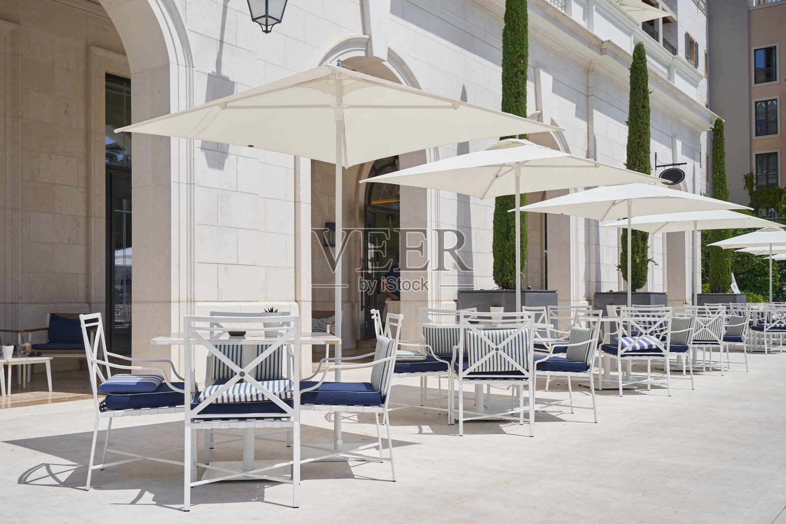 舒适的户外餐厅，没有带遮阳伞的人照片摄影图片