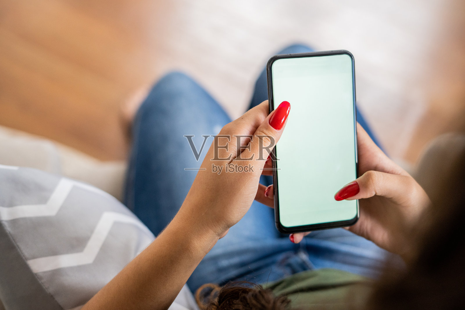 女人的手在家使用手机照片摄影图片