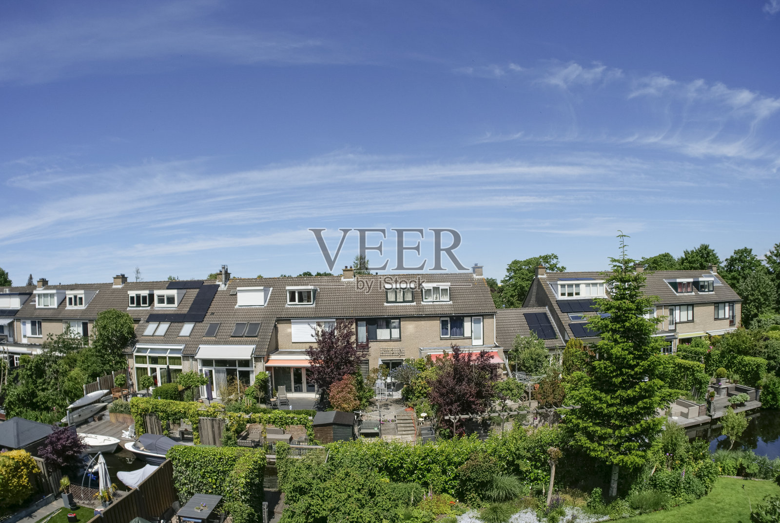 晴朗天空下的郊区房屋。照片摄影图片