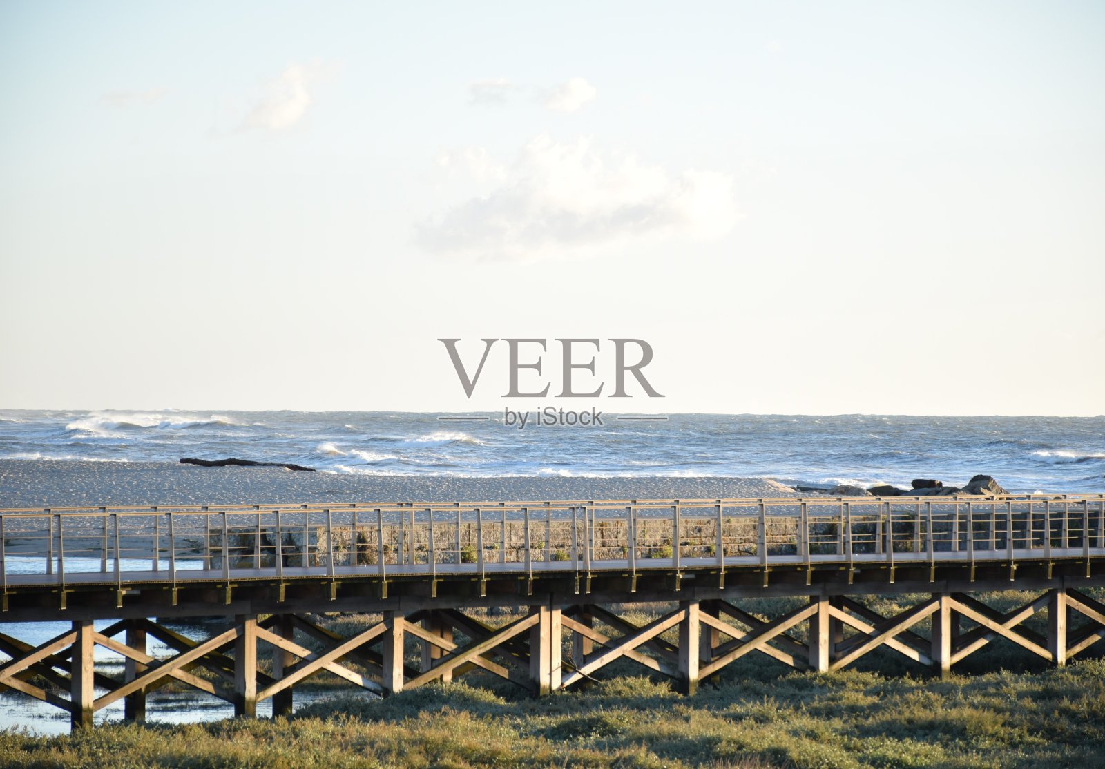 海边的一座桥照片摄影图片