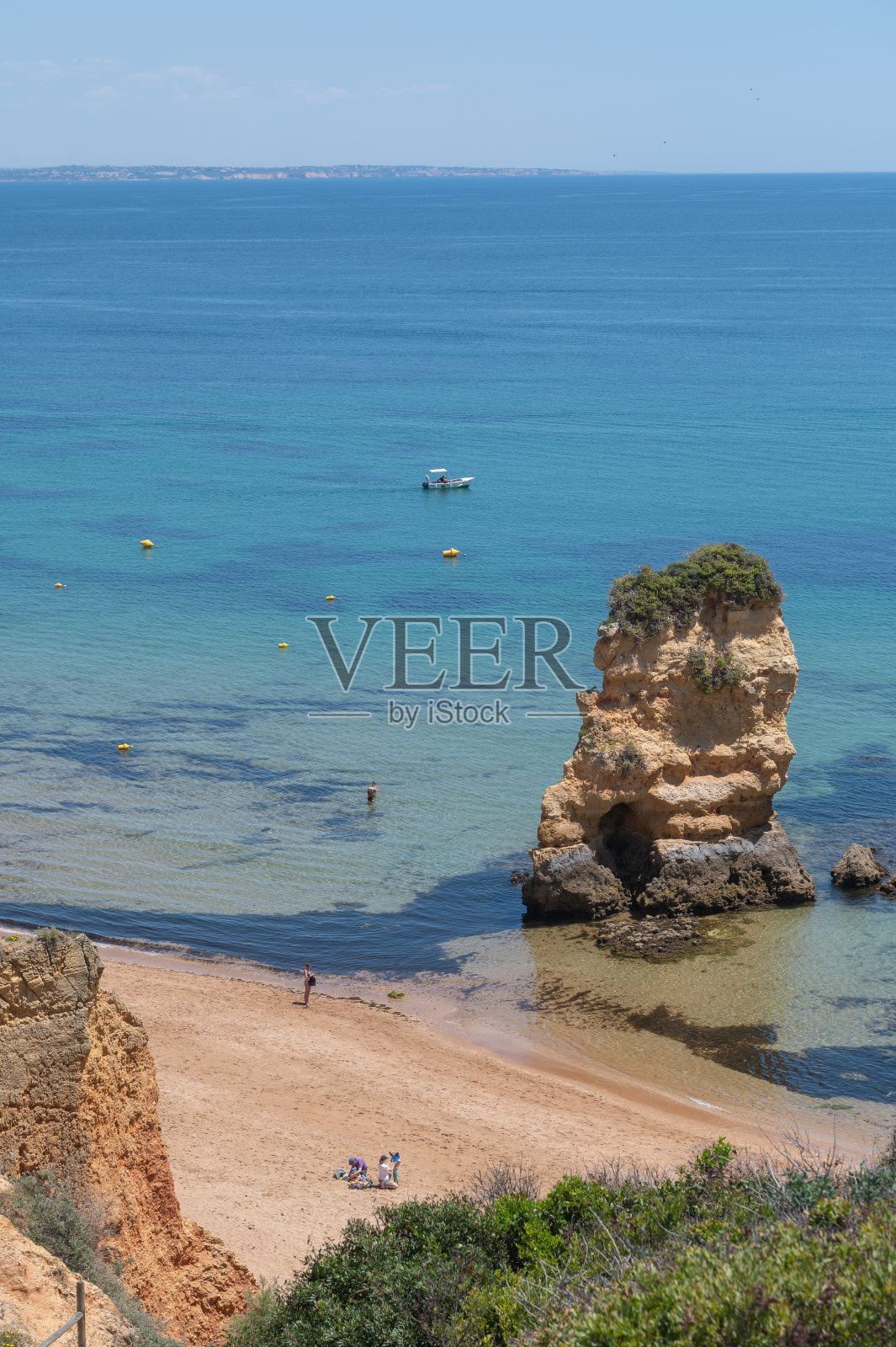 2022年夏天，葡萄牙阿尔加维的旅游胜地拉各斯的全景图。照片摄影图片