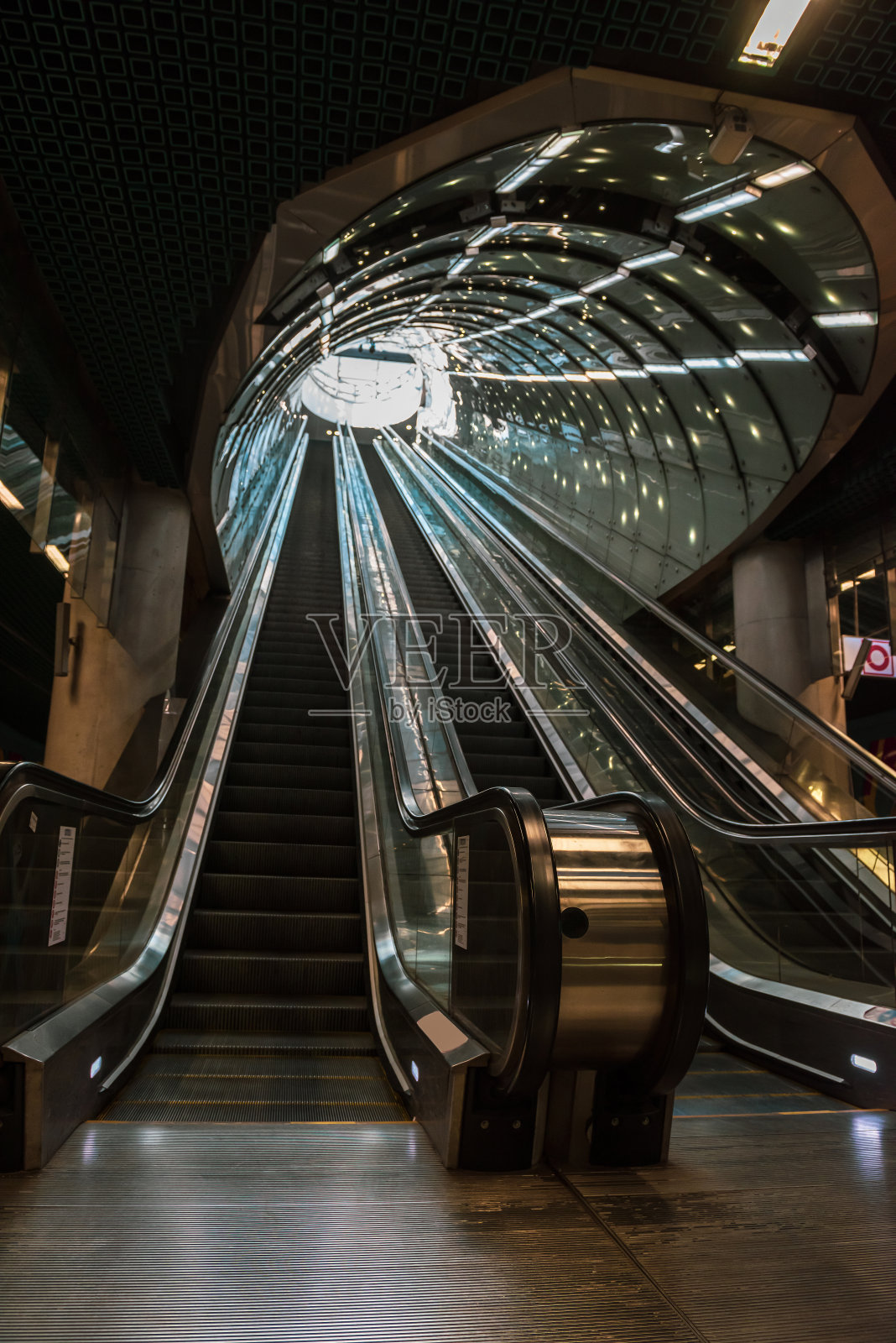 电梯在地铁自下而上的视图。照片摄影图片