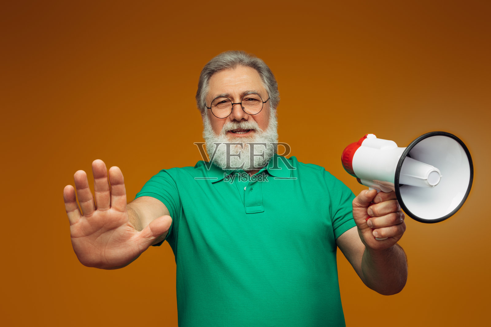 一个情绪激动的老人的肖像照片摄影图片