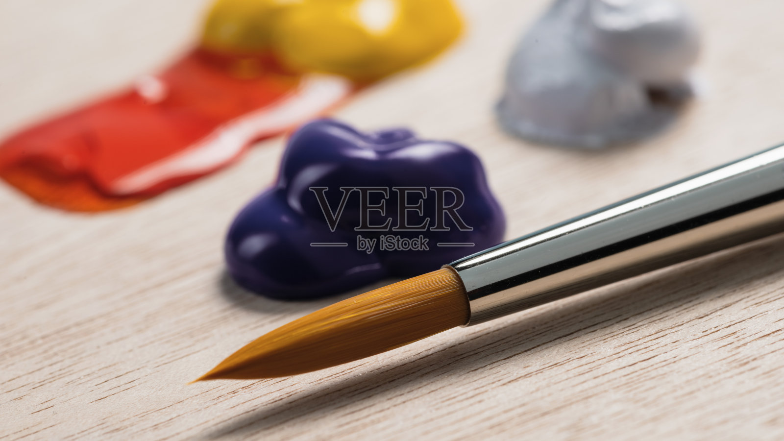 在调色板上使用画笔和丙烯酸颜料照片摄影图片