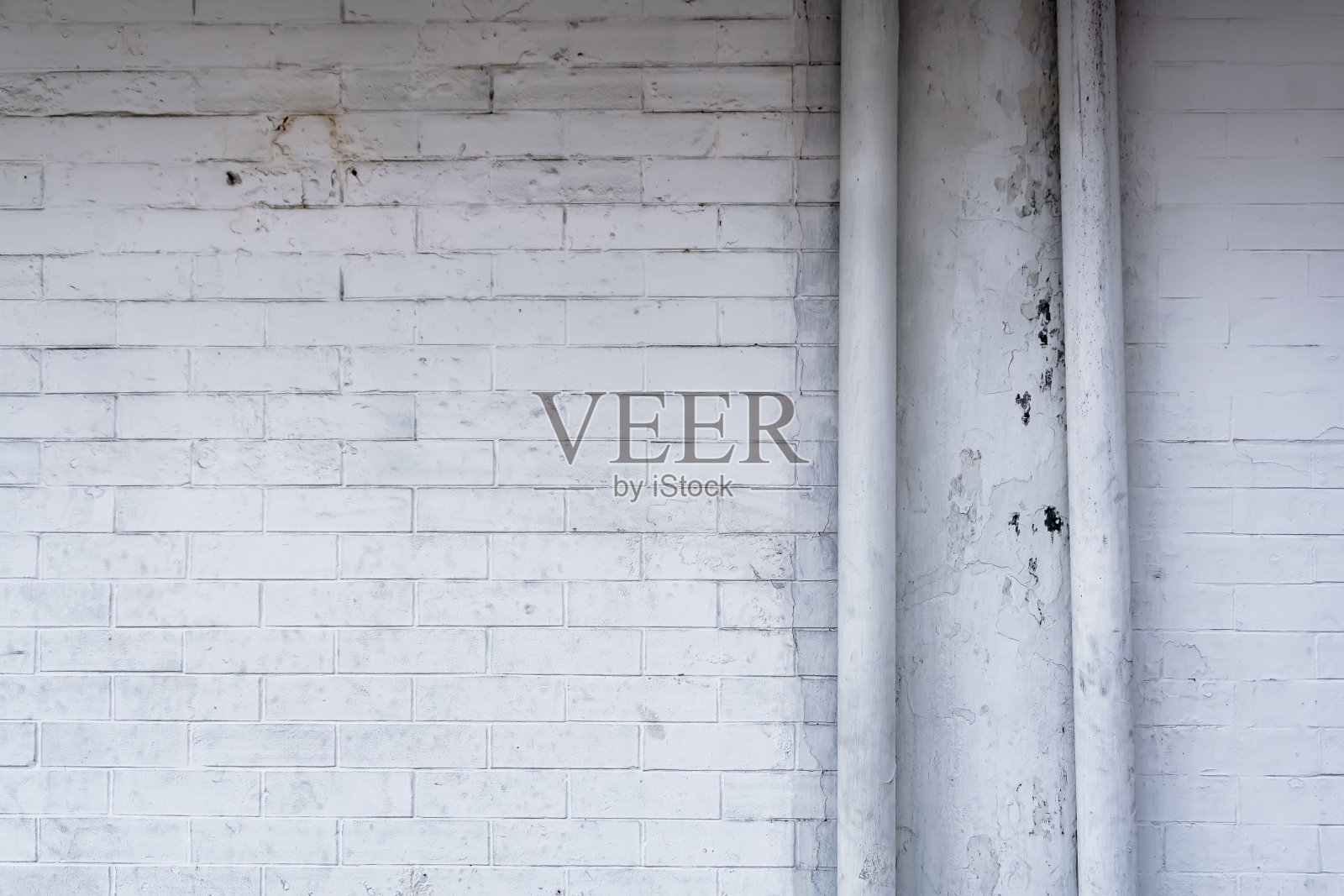 两根水管在复古粗糙的白墙砖纹理排列的背景上。适合做美观的壁纸照片摄影图片