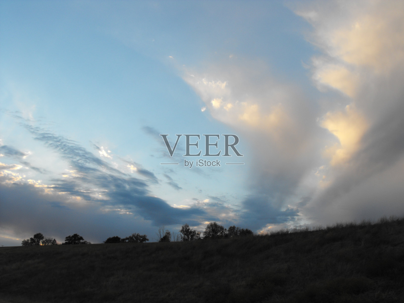 云的翅膀照片摄影图片