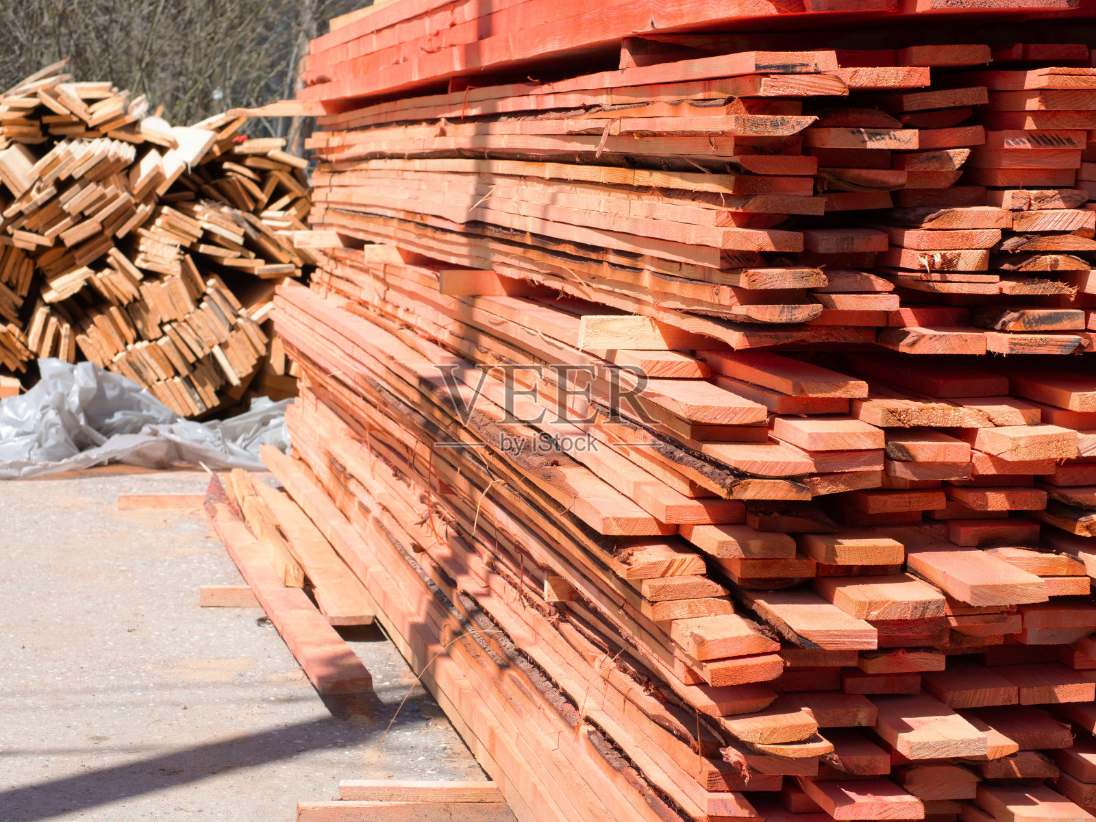 木材和木板经过防潮和驱虫处理照片摄影图片