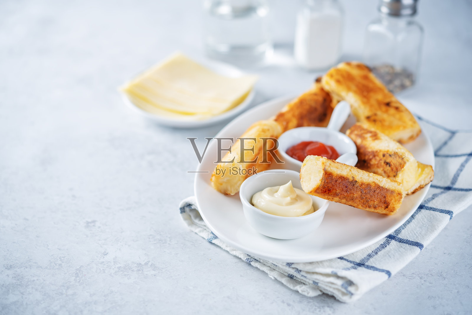 芝士卷面包加蛋黄酱和番茄酱照片摄影图片