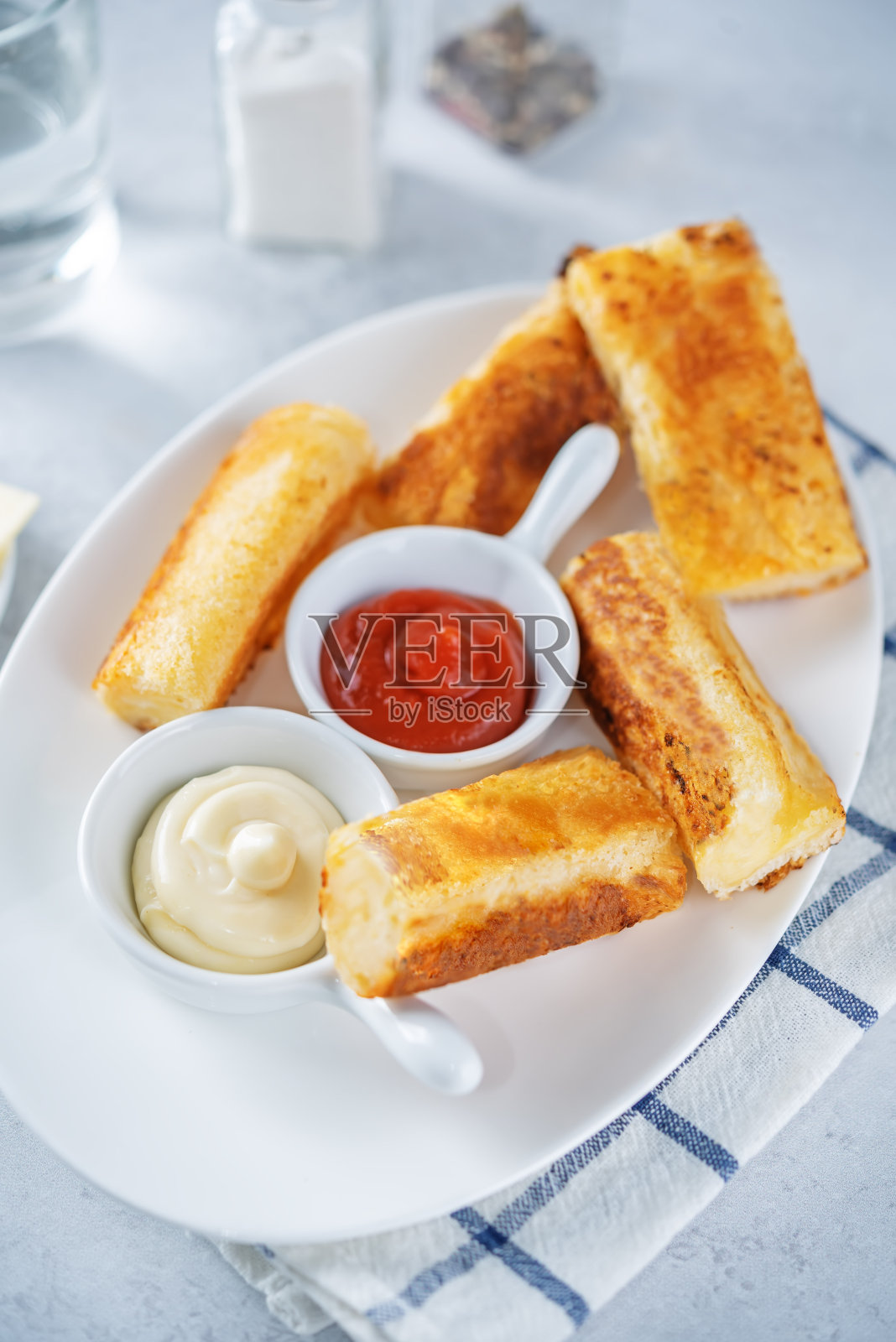 芝士卷面包加蛋黄酱和番茄酱照片摄影图片