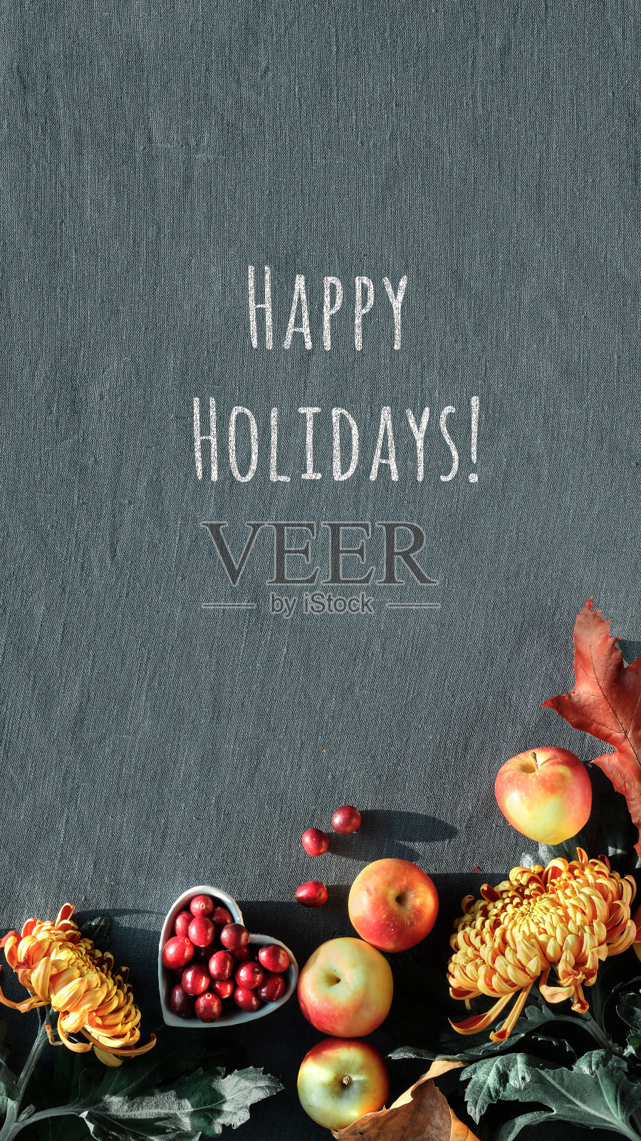 橙色菊花，干燥的兔尾草和红色橡树叶。秋季装饰，顶视图与复制空间。平铺在深色织物上。照片摄影图片