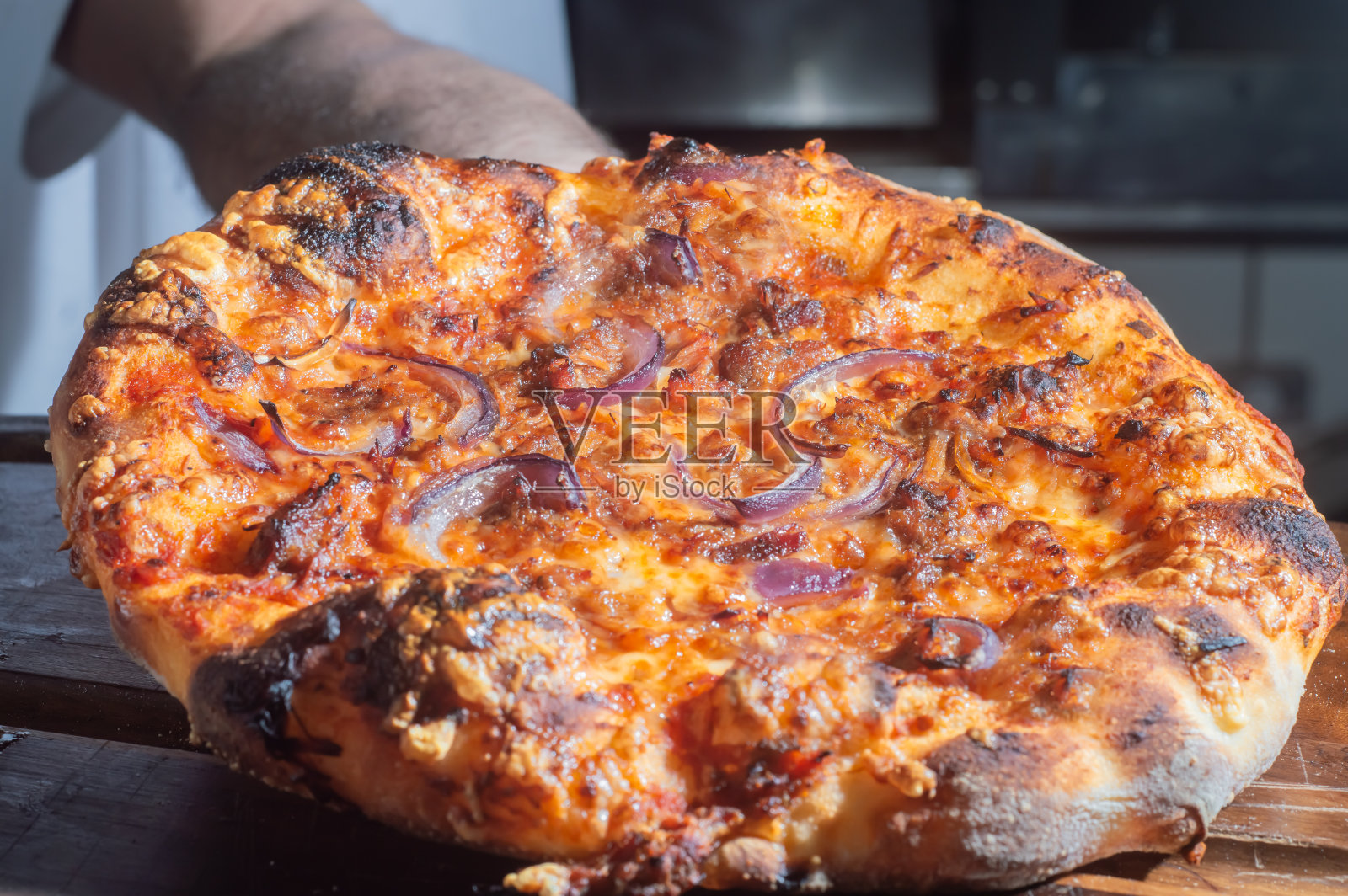 自制意大利披萨，天然发酵，五香熏牛肉、培根、拉肉等多种口味，披萨概念照片摄影图片