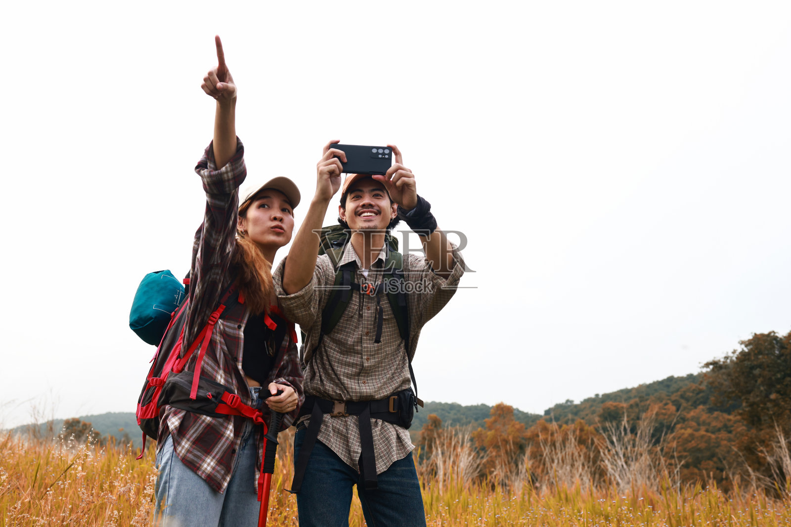 年轻探险女性徒步登山，享受探险旅行生活方式照片摄影图片