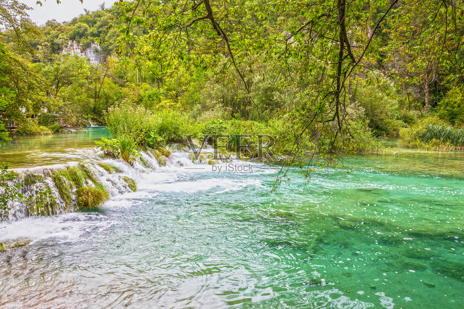 克罗地亚普利特维采湖瀑布景观：自然旅行背景，国家公园照片摄影图片