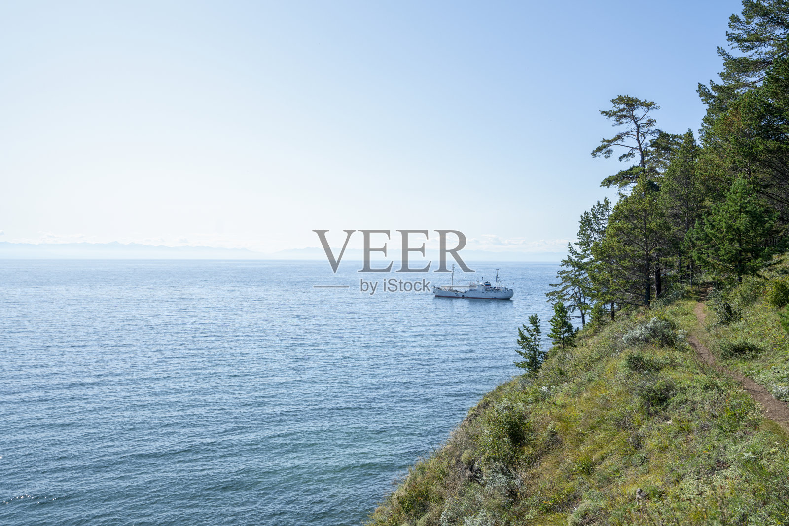 贝加尔湖沿岸，山上有森林，水湾。夏日旅行，发现地球之美。西伯利亚,俄罗斯。照片摄影图片