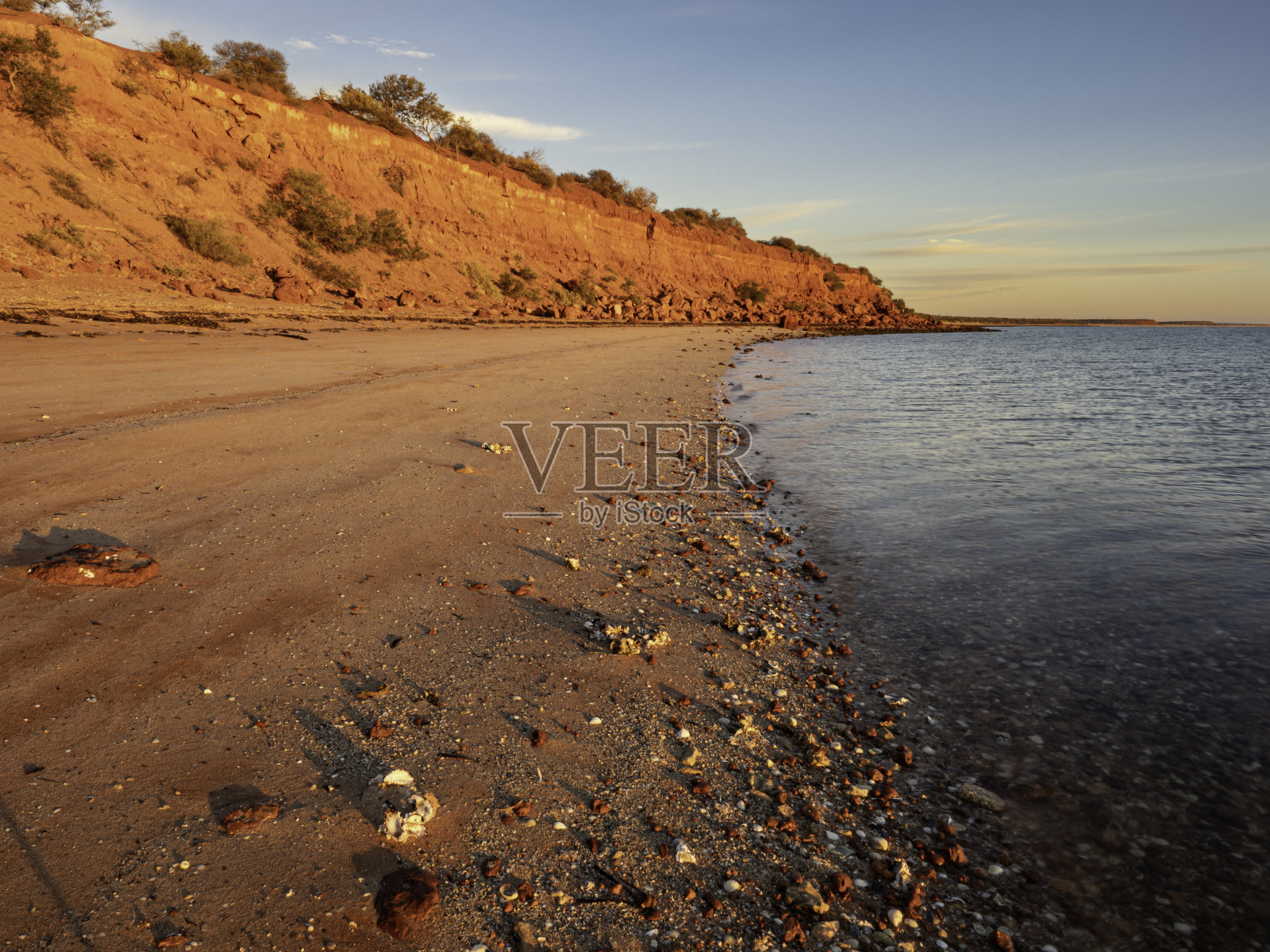 日出时的红色沙滩照片摄影图片